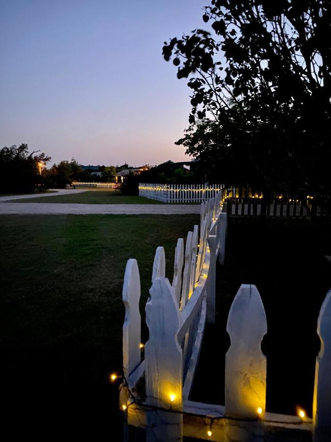 City On A Hill At Spring Creek Fredericksburg Buitenkant foto